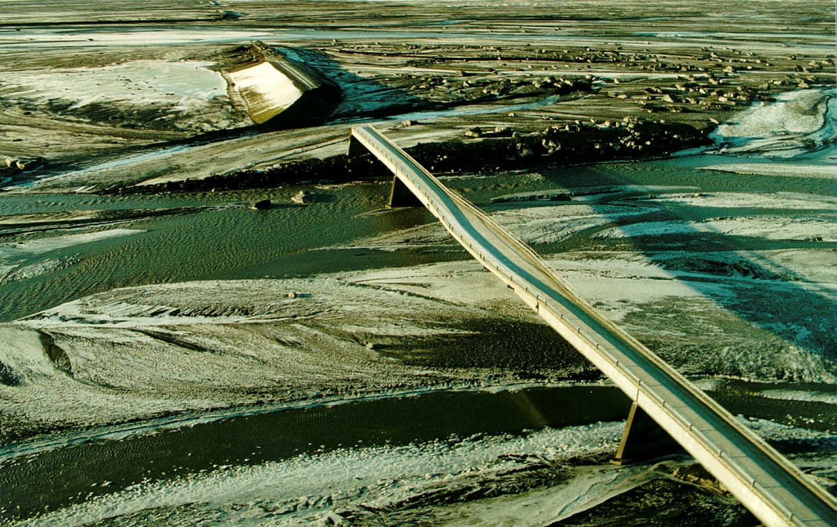 Skemmdir á brúnni yfir Skeiðará eftir eldgos og jökulhlaup árið 1996.
