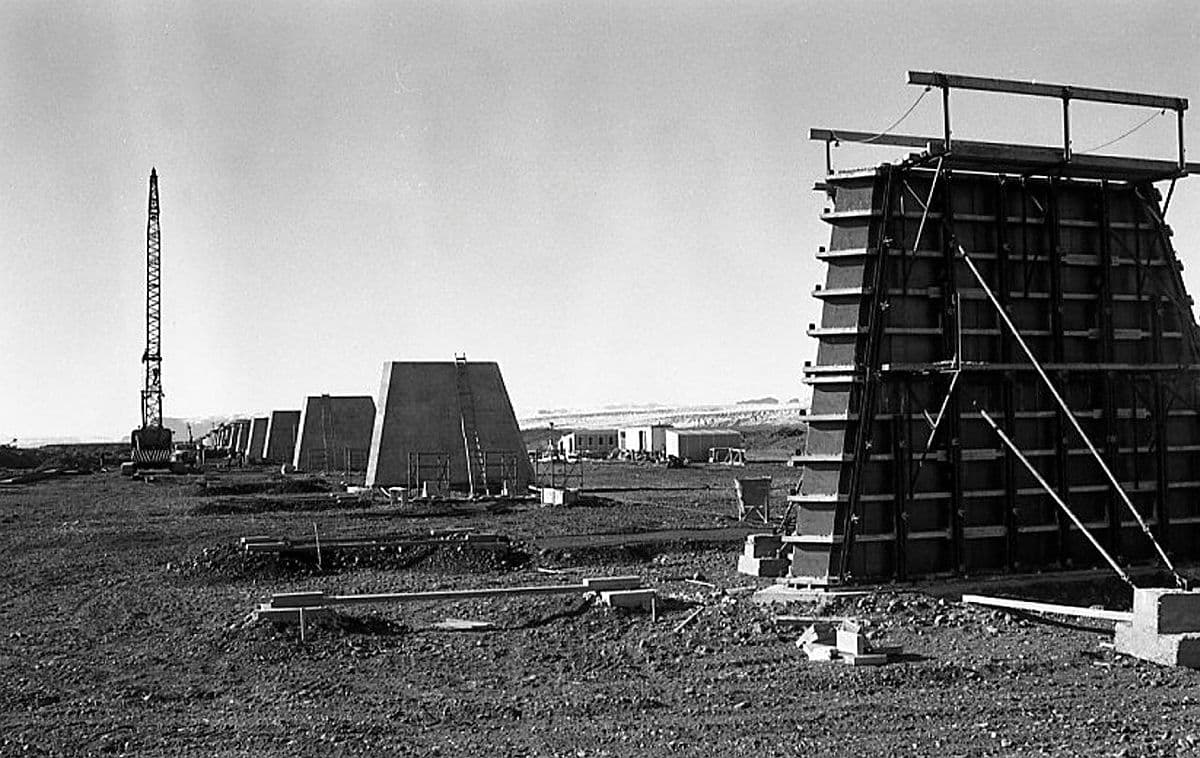 Brúarsmíði á Skeiðarársandi. Brúarsmíðin hófst 1972 og brúin vígð 1974.