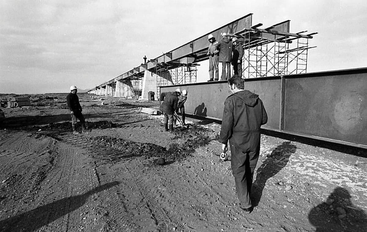 Brúarsmíði á Skeiðarársandi. Brúarsmíðin hófst 1972 og brúin vígð 1974.