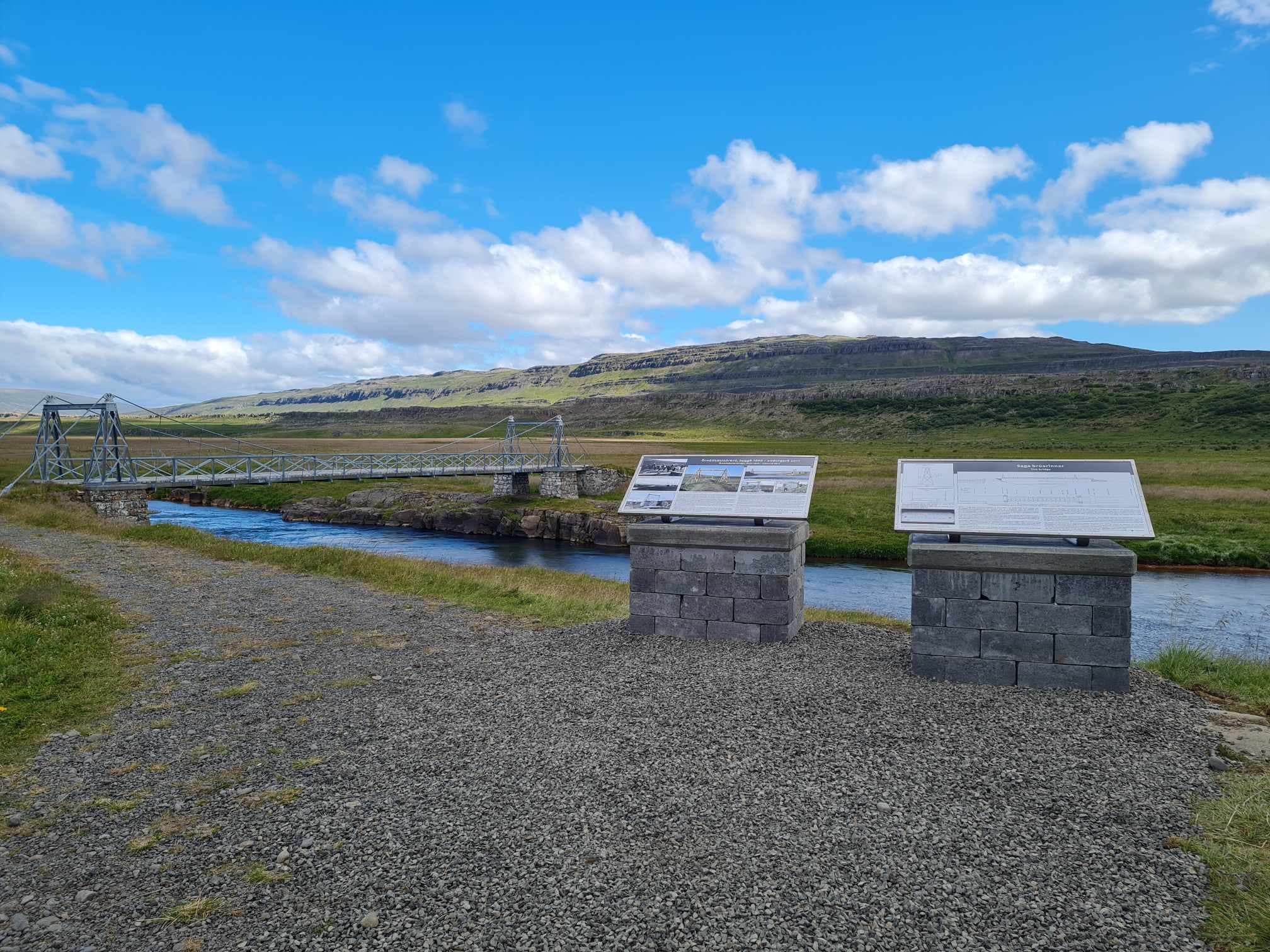 Ný upplýsingaskilti voru sett upp við brúna í lok sumars.