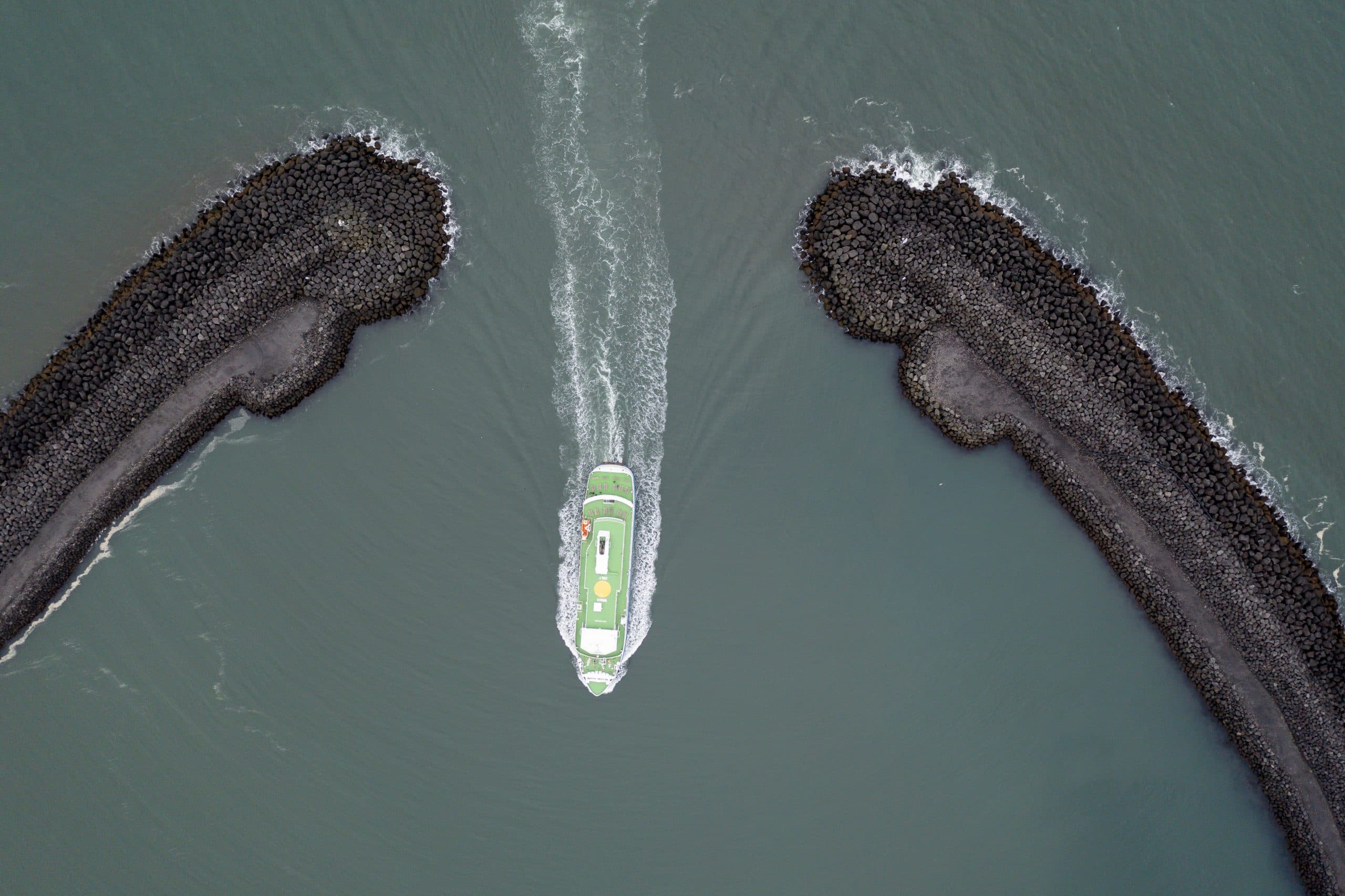 Herjólfur siglir inn í Landeyjahöfn.