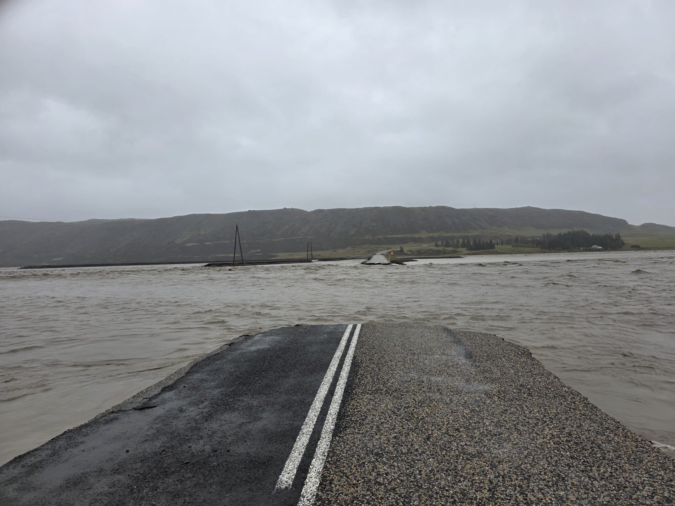 Vegur í sundur við Jökulsá í Lóni 26.9.2025