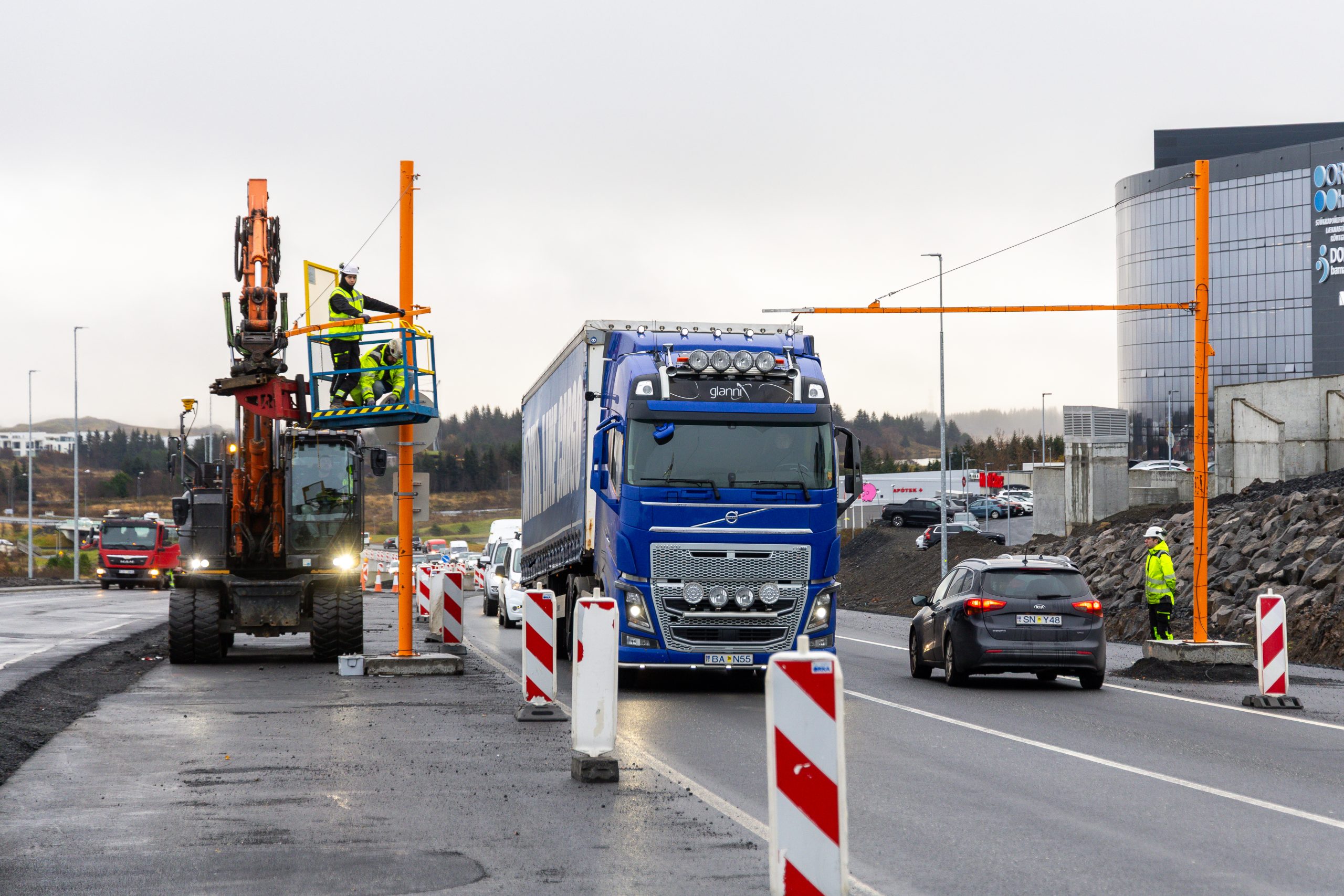 Ef keyrt er á hæðaslárnar fer af stað hljóðmerki til að vara fólk, sem er að störfum á brúnni, við yfirvofandi hættu.