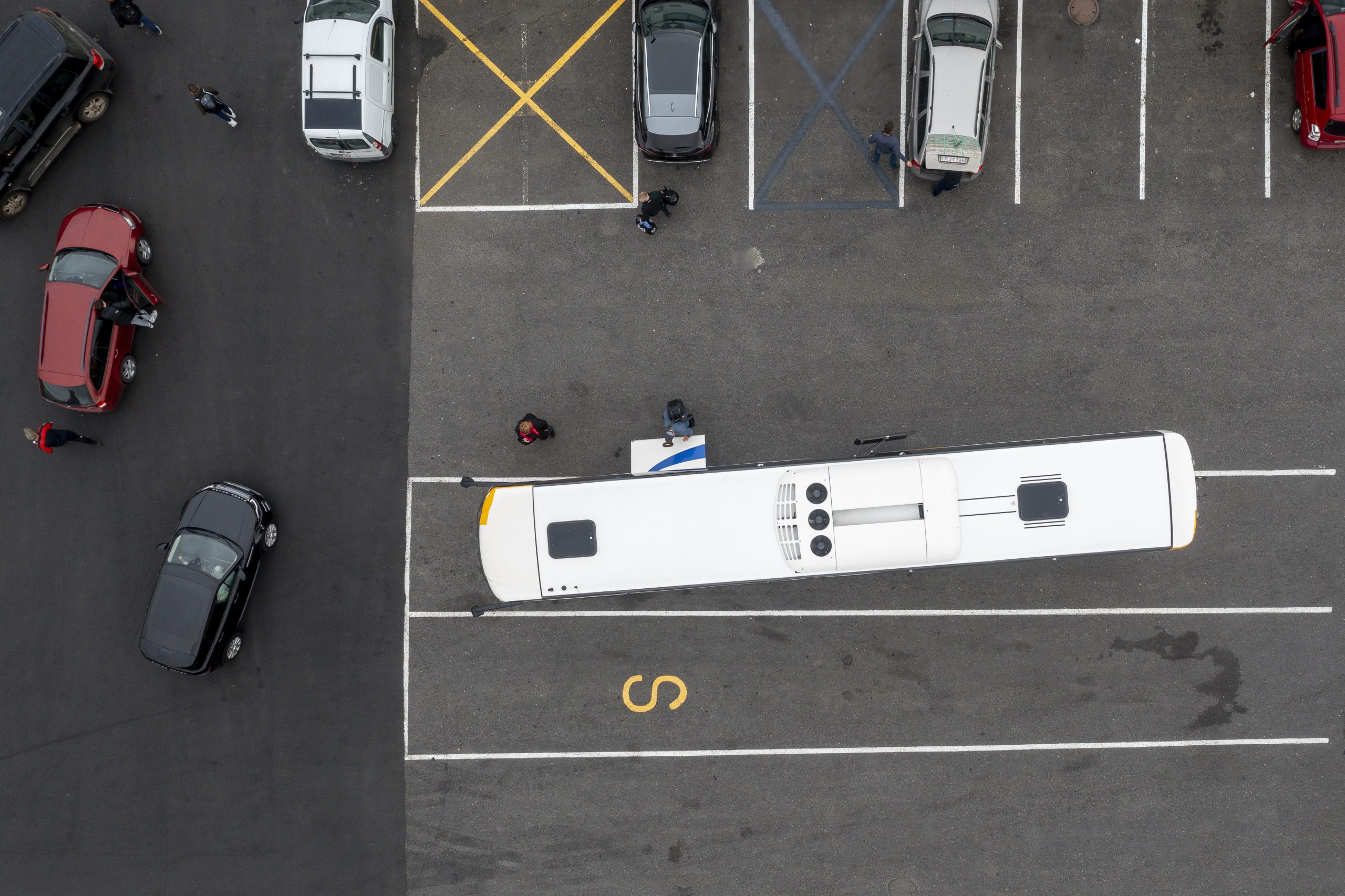 Notendahópurinn samanstendur aðallega af farþegum sem sækja vinnu og skóla eða nýta sér vagnana fyrir langferðir.