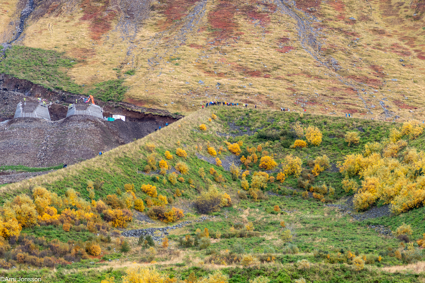 Yfirstandandi framkvæmdir við endurbætur á snjóflóðavörnum við Flateyri.