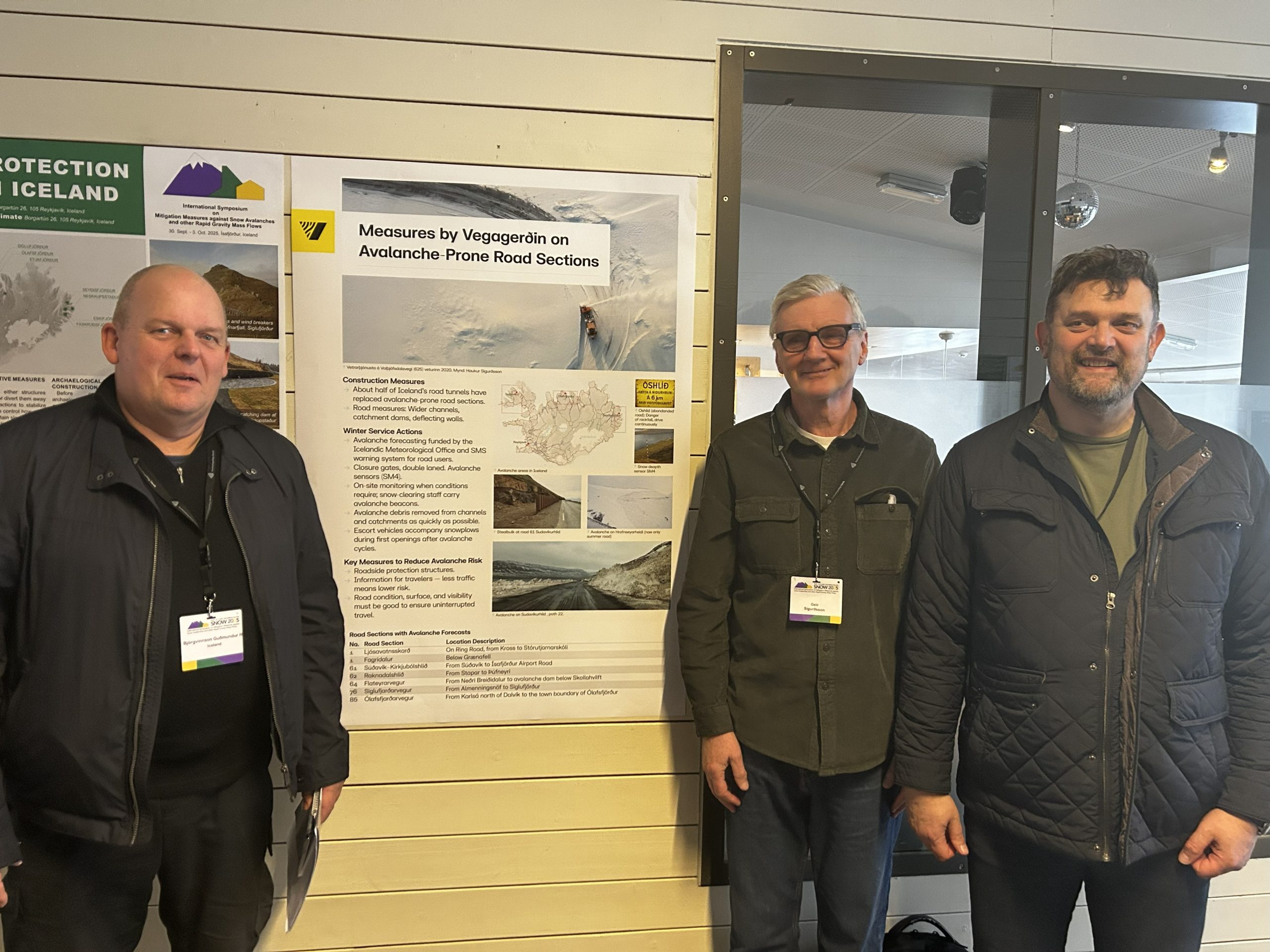 Valgeir er hér lengst til hægri, Geir Sigurðsson, verkefnastjóri vetrarþjónustu, fyrir miðju og Guðmundur R. Björgvinsson eftirlitsmaður til vinstri.