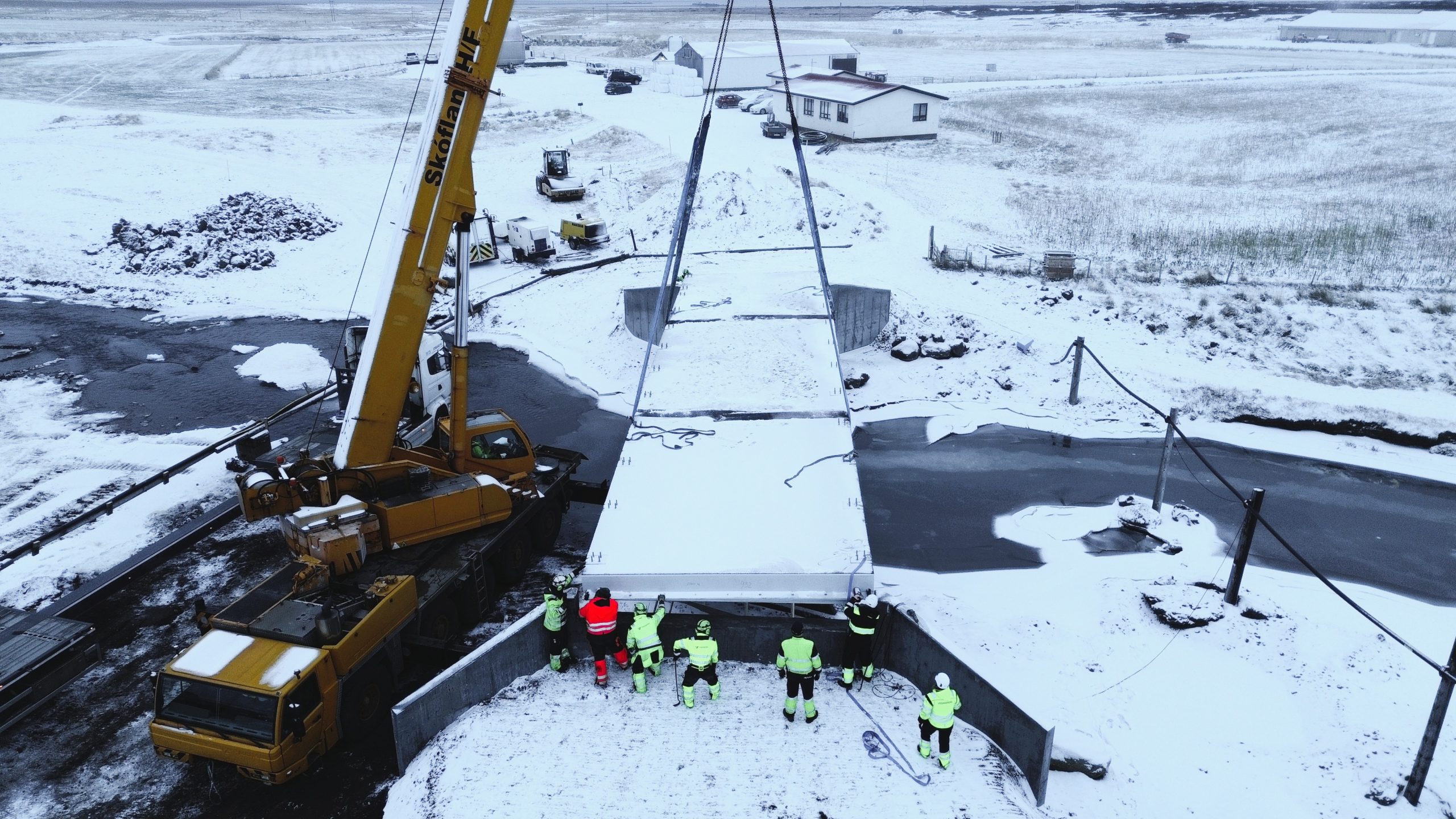 Yfirbygging brúarinnar var smíðuð og flutt í heilu lagi frá Rotterdam í Hollandi