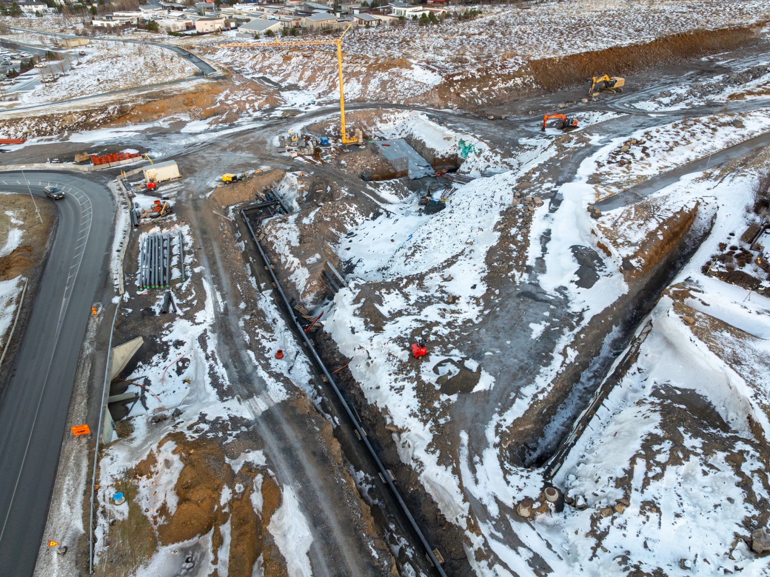 Á Arnarnesvegi milli Breiðholtsbrautar og Rjúpnavegs er unnið við fyllingar og frágang ofanvatnslagna.