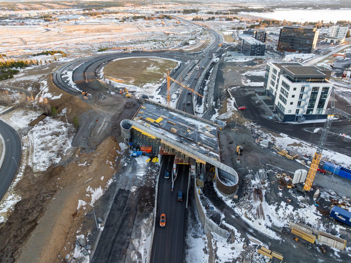 Ný vegbrú yfir Breiðholtsbraut var steypt 8. nóvember síðastliðinn.