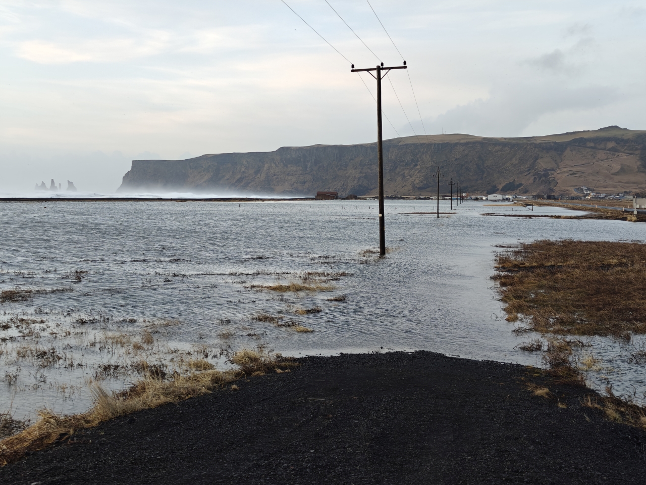 Sjór gengur á land við Vík í desember 2025