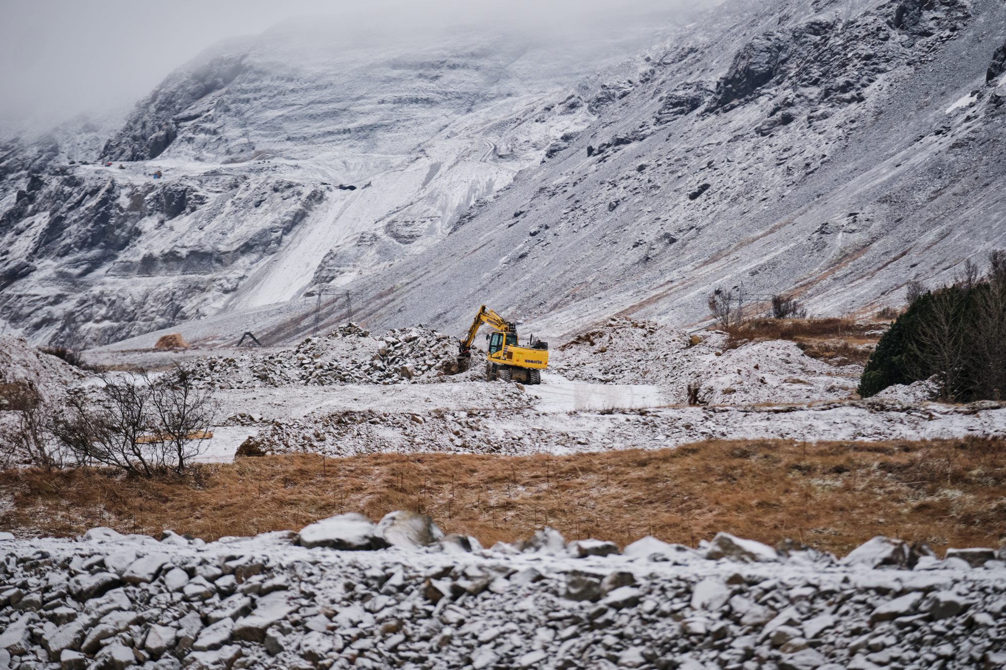 Vestan við Ölfusá er einnig unnið við fergingar vegstæðis yfir Hellismýri á um 700 metra löngum kafla í átt að Biskupstungnabraut.