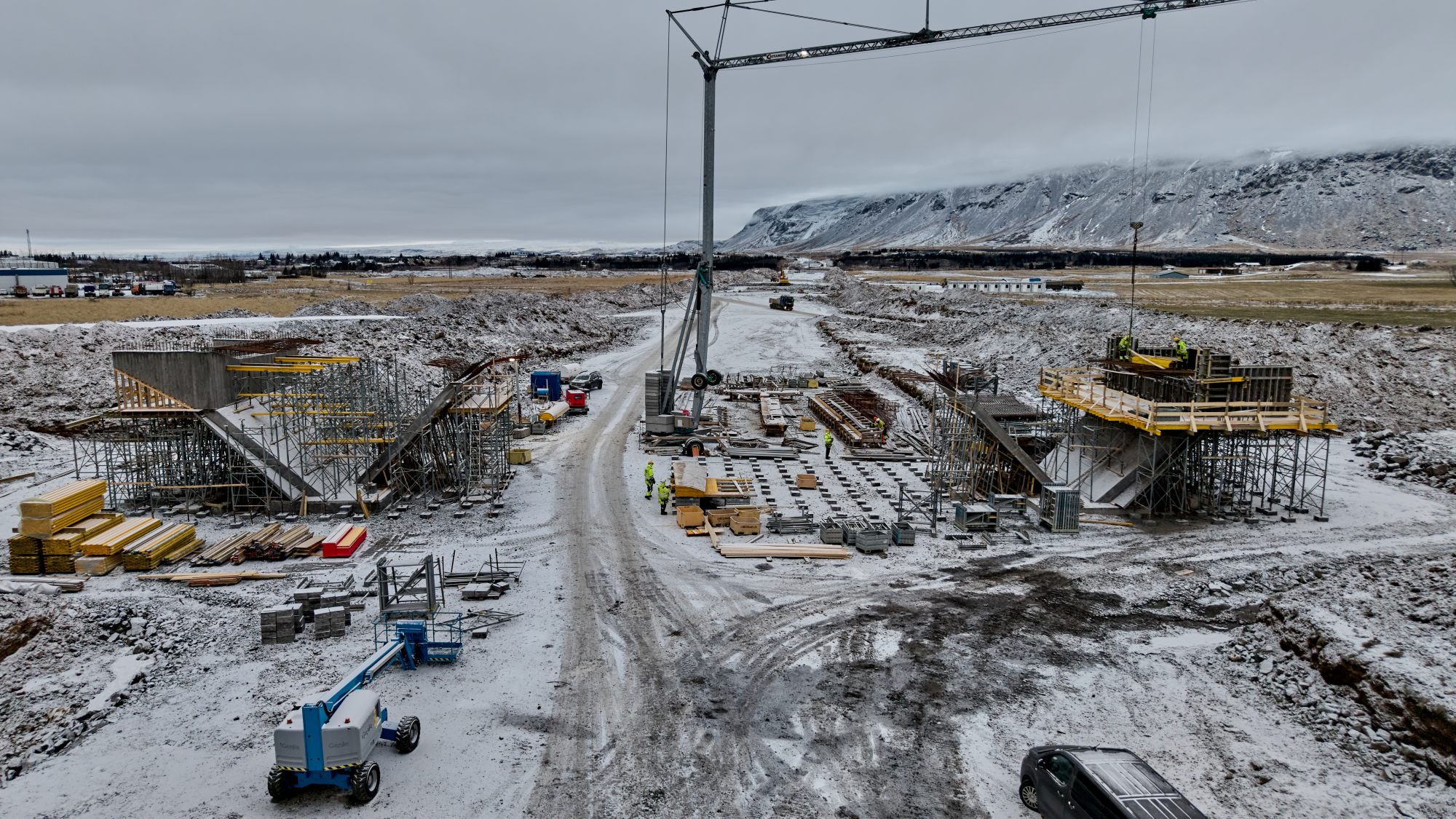 Austan við Selfoss er unnið að byggingu brúar sem reist verður yfir nýjan hluta Hringvegar. Vegtenging verður þaðan annars vegar að hringtorginu austan við Selfoss og hins vegar að golfvelli Selfoss og Laugardælum norðan við Hringveg.