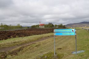 Um rúmum meter af mold hefur verið bætt í túnið neðan við Kotstrandarkirkjugarð en þar er framtíðarstaður kirkjugarðsins.