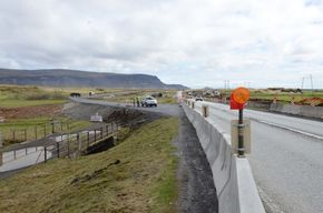 Merkt hjáleið verður um bráðabirgðatengingar af Hringvegi  yfir á Ölfusveg austan við Varmá .