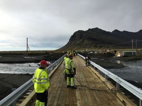 Frá byggingu bráðabirgðabrúar yfir Steinavötn haustið 2017.