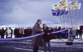Sturla Böðvarsson samgönguráðherra og Jón klippa á borða við opnun Norðausturvegar um Tjörnes árið 2004. Mynd/VAI