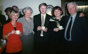 Jónas með foreldrum sínum, Bryndísi og Snæbirni árið 1996. Á myndinni eru einnig systur Jónasar, Sigríður og Herdís.