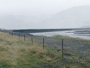 Varnargarður við Holtsá undir Eyjafjöllum skemmdist vegna vatnavaxta.