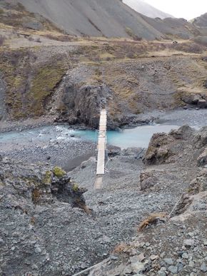 Gólf göngubrúarinnar við Kollumúla fór illa í óveðrinu.