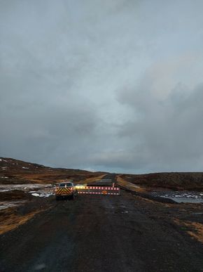 Snæfellsnesvegur (54) við Bakká er lokaður þar sem hann fór í sundur við Bakká. Unnið er að viðgerð.